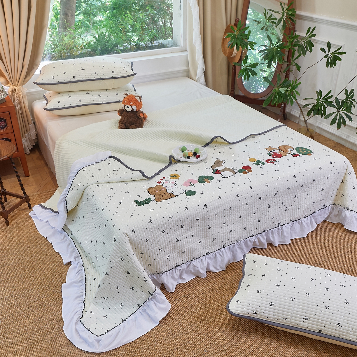 91家纺网 家纺一手货源 找家纺 鑫喜莱家纺 2025新款云朵棉毛巾绣花边款床盖三件套系列 童话森林-黑白