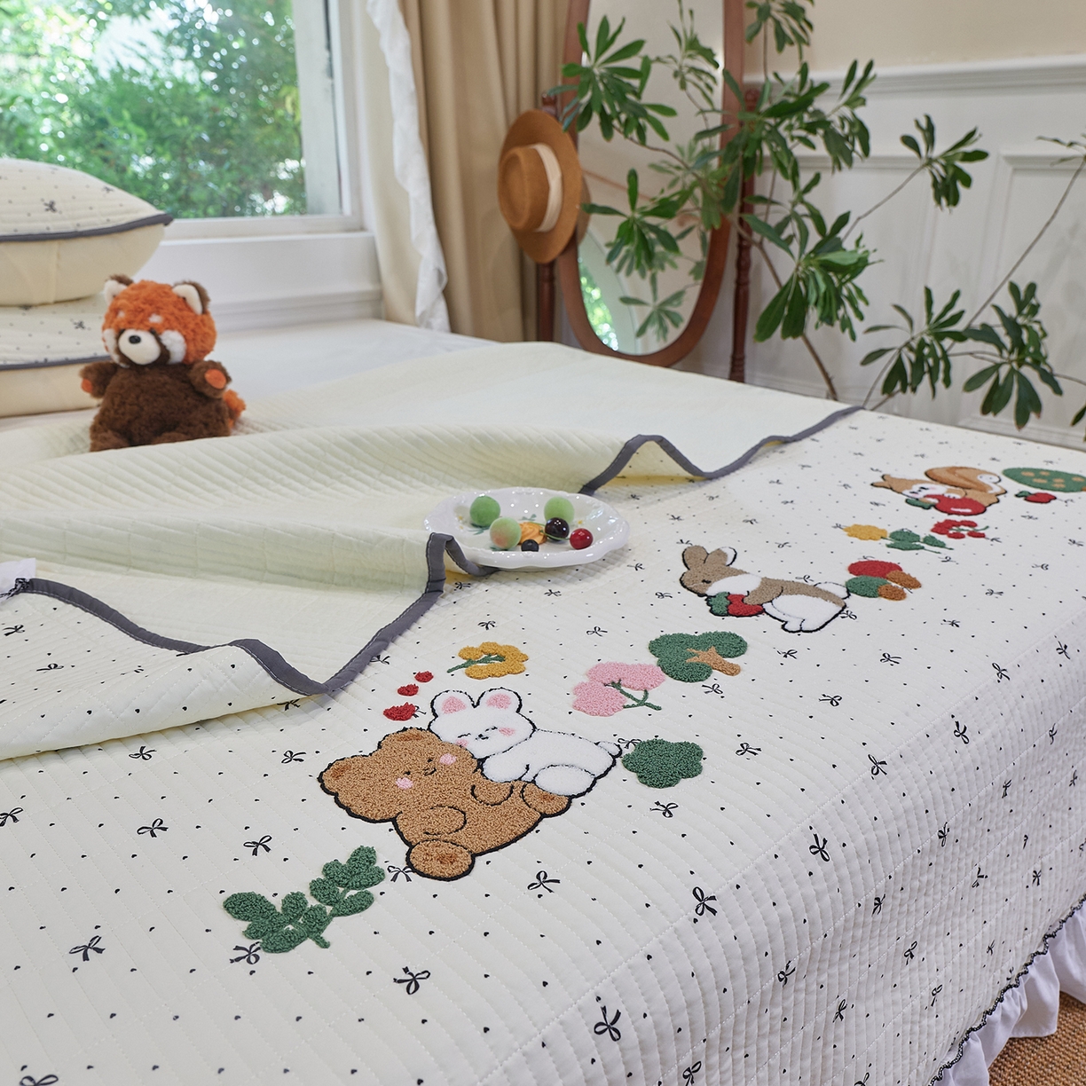 91家纺网 家纺一手货源 找家纺 鑫喜莱家纺 2025新款云朵棉毛巾绣花边款床盖三件套系列 童话森林-黑白