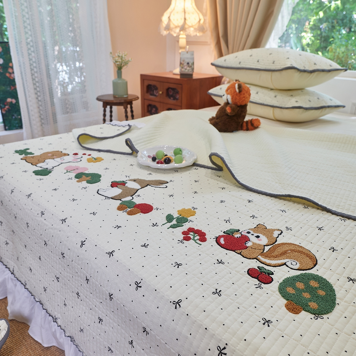 91家纺网 家纺一手货源 找家纺 鑫喜莱家纺 2025新款云朵棉毛巾绣花边款床盖三件套系列 童话森林-黑白