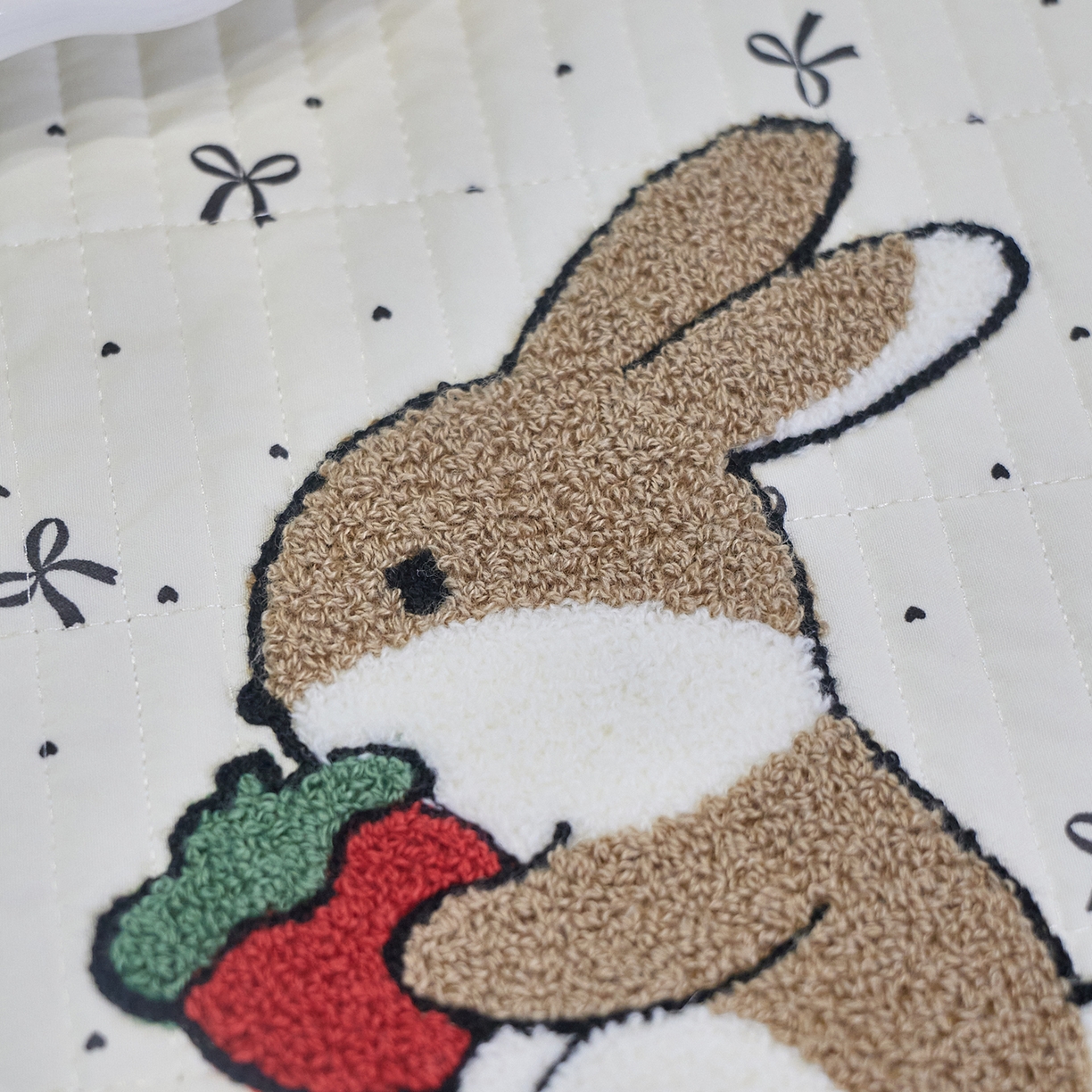 91家纺网 家纺一手货源 找家纺 鑫喜莱家纺 2025新款云朵棉毛巾绣花边款床盖三件套系列 童话森林-黑白