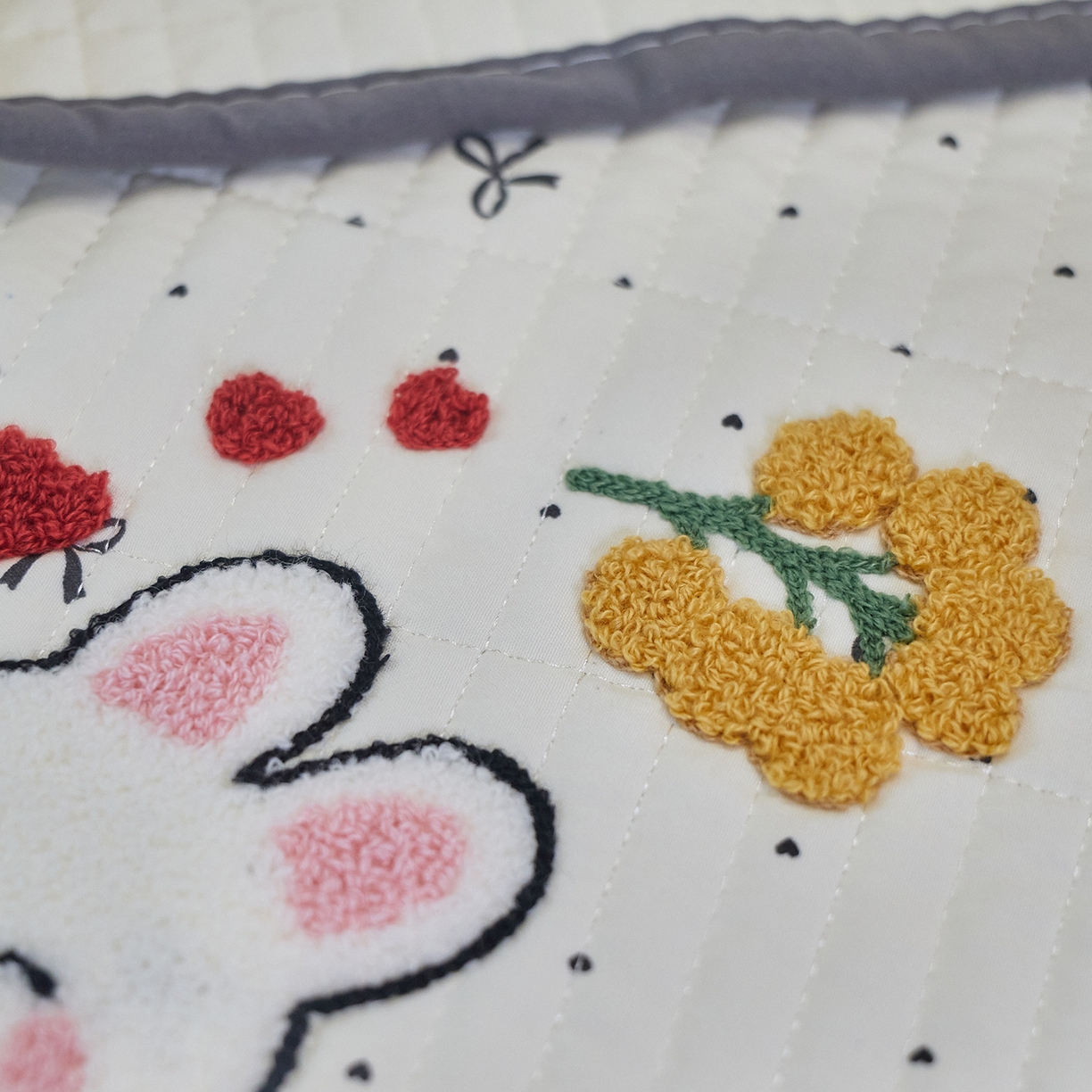 91家纺网 家纺一手货源 找家纺 鑫喜莱家纺 2025新款云朵棉毛巾绣花边款床盖三件套系列 童话森林-黑白