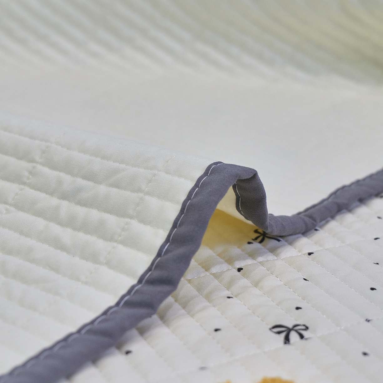 91家纺网 家纺一手货源 找家纺 鑫喜莱家纺 2025新款云朵棉毛巾绣花边款床盖三件套系列 童话森林-黑白