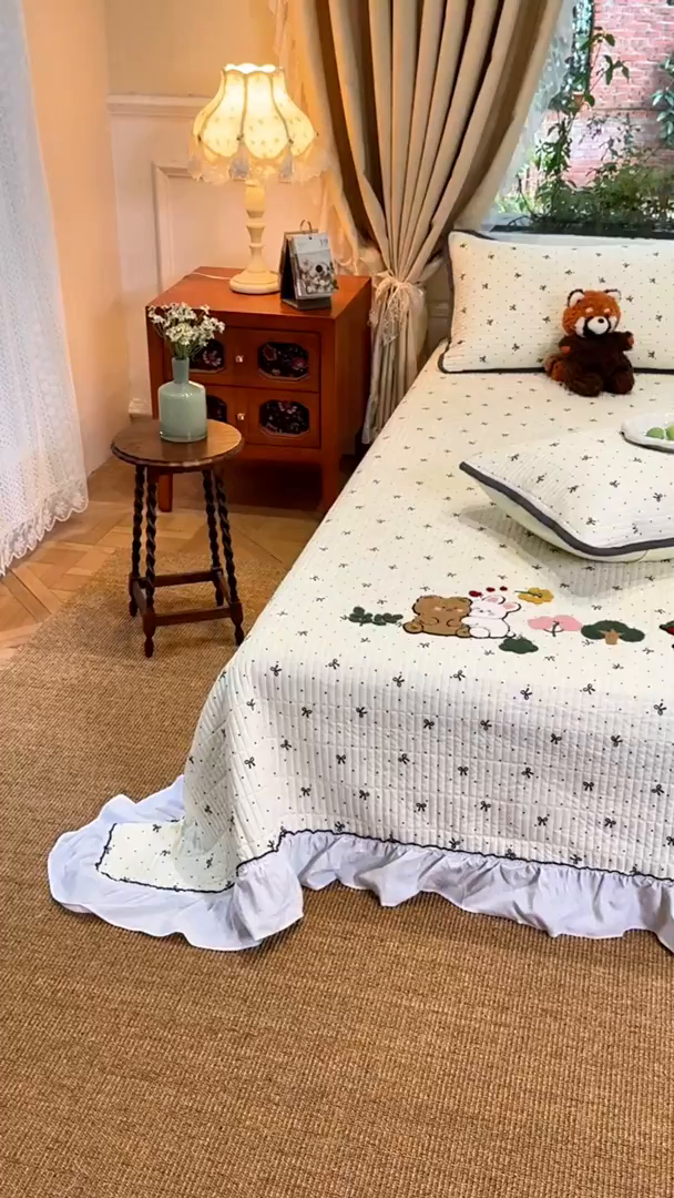 91家纺网 家纺一手货源 找家纺 鑫喜莱家纺 2025新款云朵棉毛巾绣花边款床盖三件套系列 童话森林-黑白