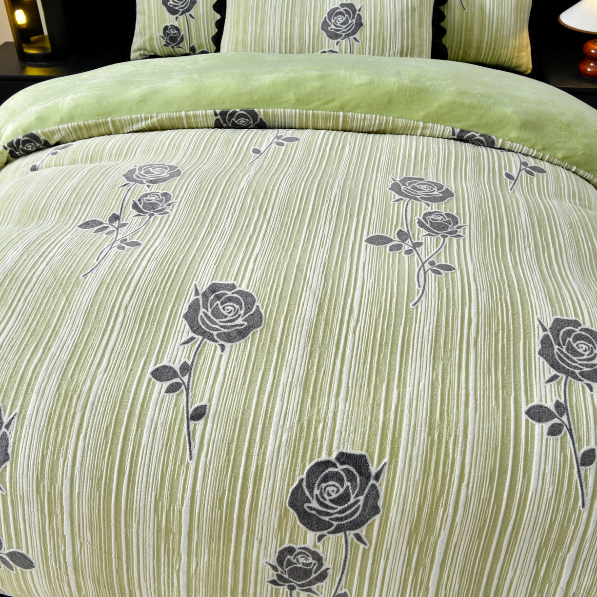 91家纺网 家纺一手货源 找家纺 梦之星 2025新款雕花绒赫本风牛奶绒花边四件套  加厚8.5斤 花边玫瑰-绿