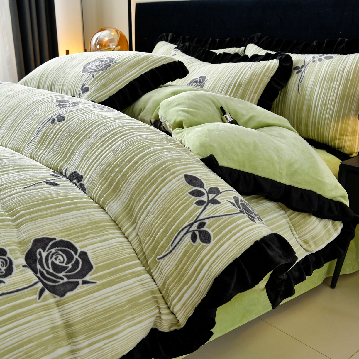 91家纺网 家纺一手货源 找家纺 梦之星 2025新款雕花绒赫本风牛奶绒花边四件套  加厚8.5斤 花边玫瑰-绿