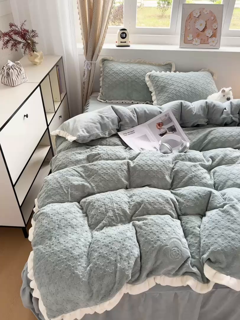 91家纺网 家纺一手货源 找家纺 （总）KA家纺 2025秋冬新款床裙款雕花牛奶绒四件套-繁花系列