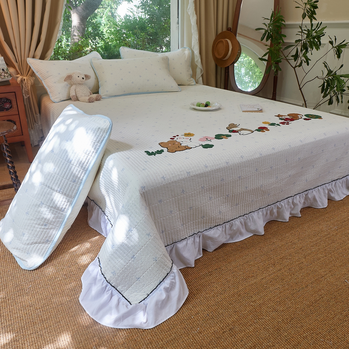 91家纺网 家纺一手货源 找家纺 鑫喜莱家纺 2025新款云朵棉毛巾绣花边款床盖三件套系列 童话森林-蓝白