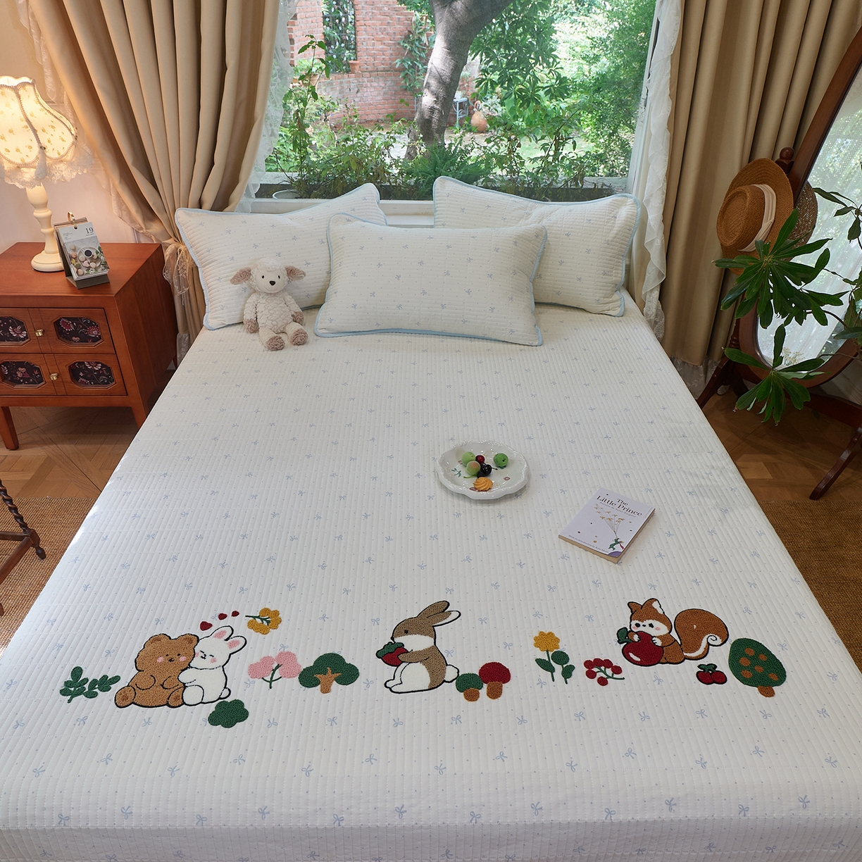 91家纺网 家纺一手货源 找家纺 鑫喜莱家纺 2025新款云朵棉毛巾绣花边款床盖三件套系列 童话森林-蓝白