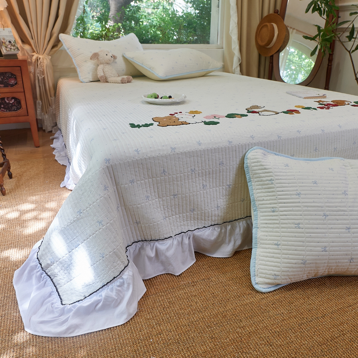 91家纺网 家纺一手货源 找家纺 鑫喜莱家纺 2025新款云朵棉毛巾绣花边款床盖三件套系列 童话森林-蓝白