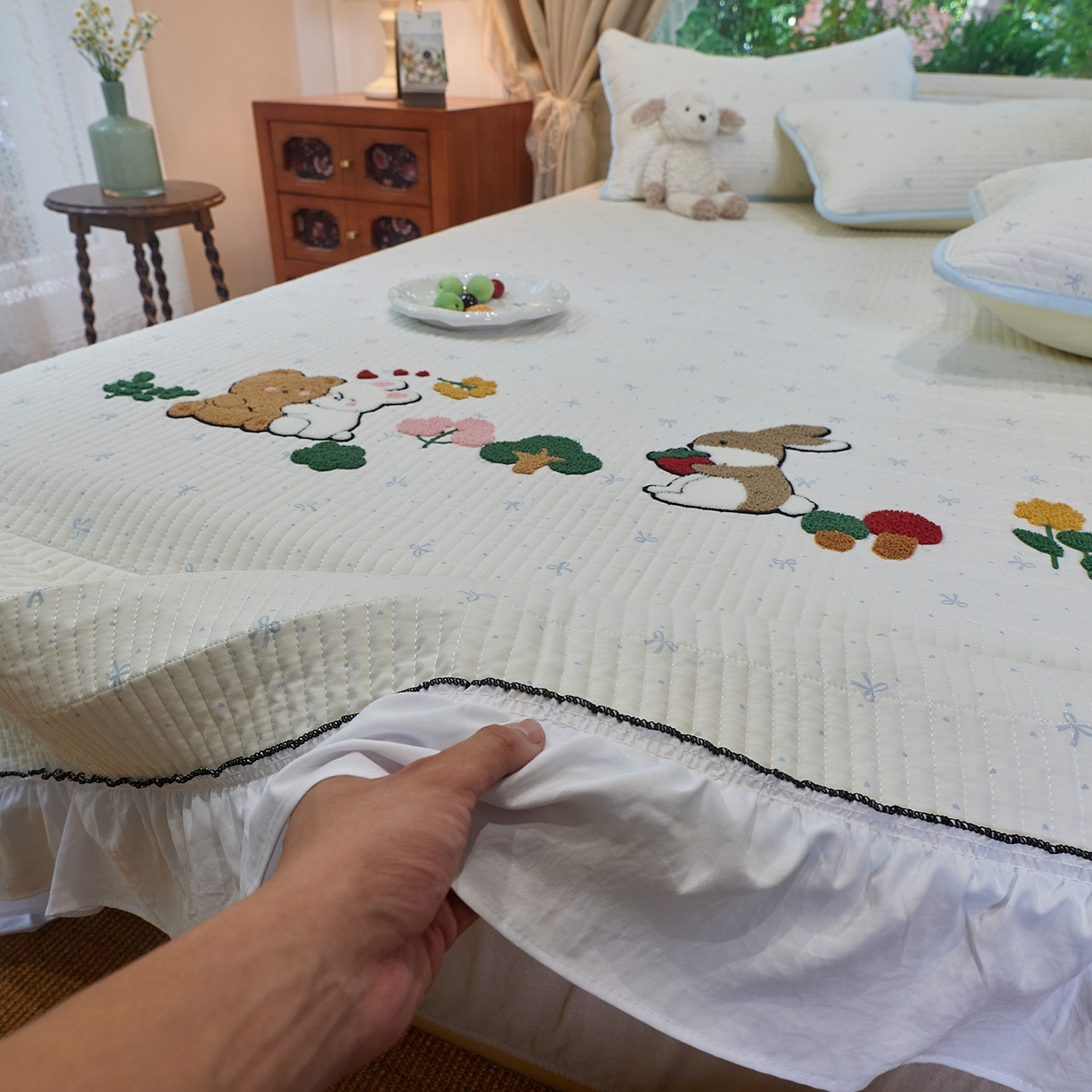 91家纺网 家纺一手货源 找家纺 鑫喜莱家纺 2025新款云朵棉毛巾绣花边款床盖三件套系列 童话森林-蓝白