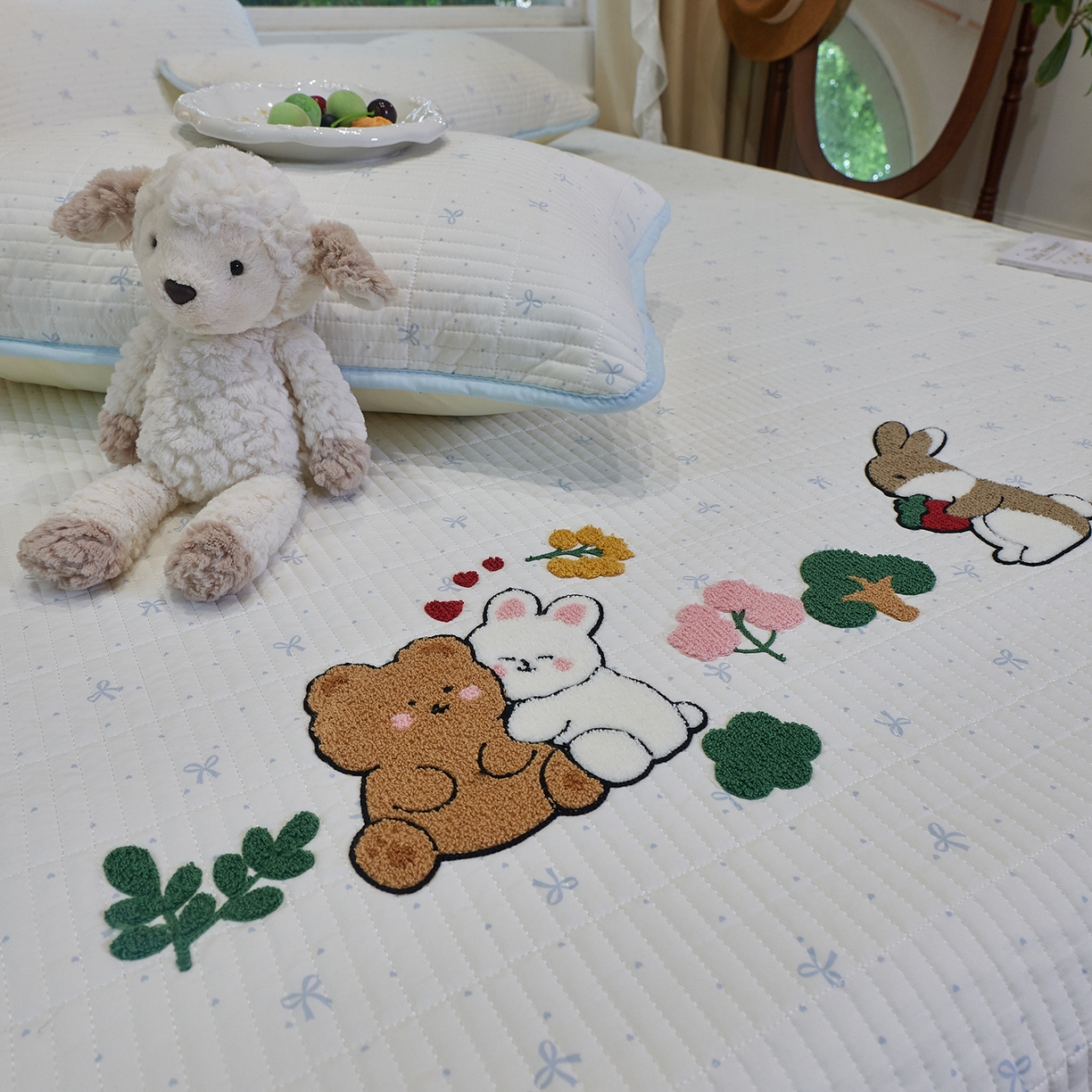 91家纺网 家纺一手货源 找家纺 鑫喜莱家纺 2025新款云朵棉毛巾绣花边款床盖三件套系列 童话森林-蓝白