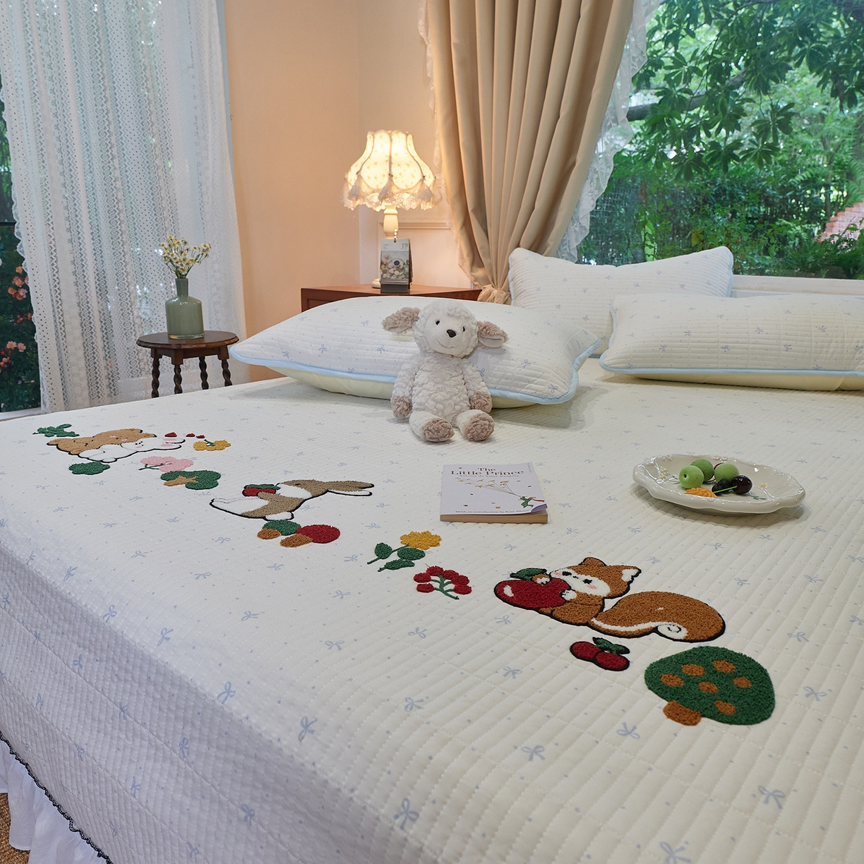 91家纺网 家纺一手货源 找家纺 鑫喜莱家纺 2025新款云朵棉毛巾绣花边款床盖三件套系列 童话森林-蓝白