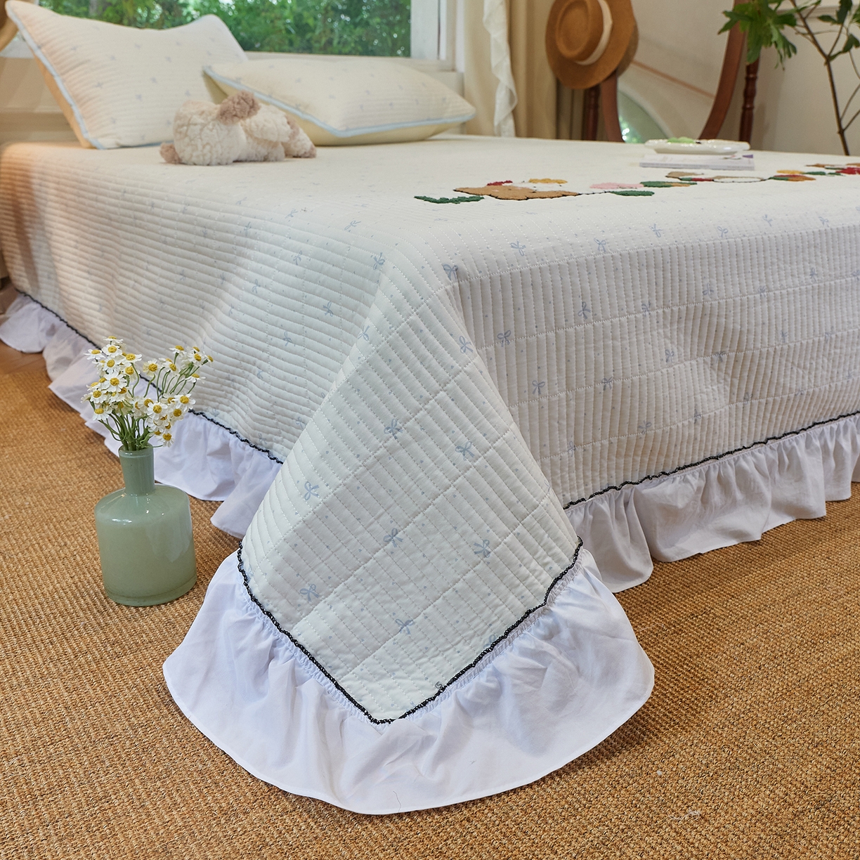 91家纺网 家纺一手货源 找家纺 鑫喜莱家纺 2025新款云朵棉毛巾绣花边款床盖三件套系列 童话森林-蓝白