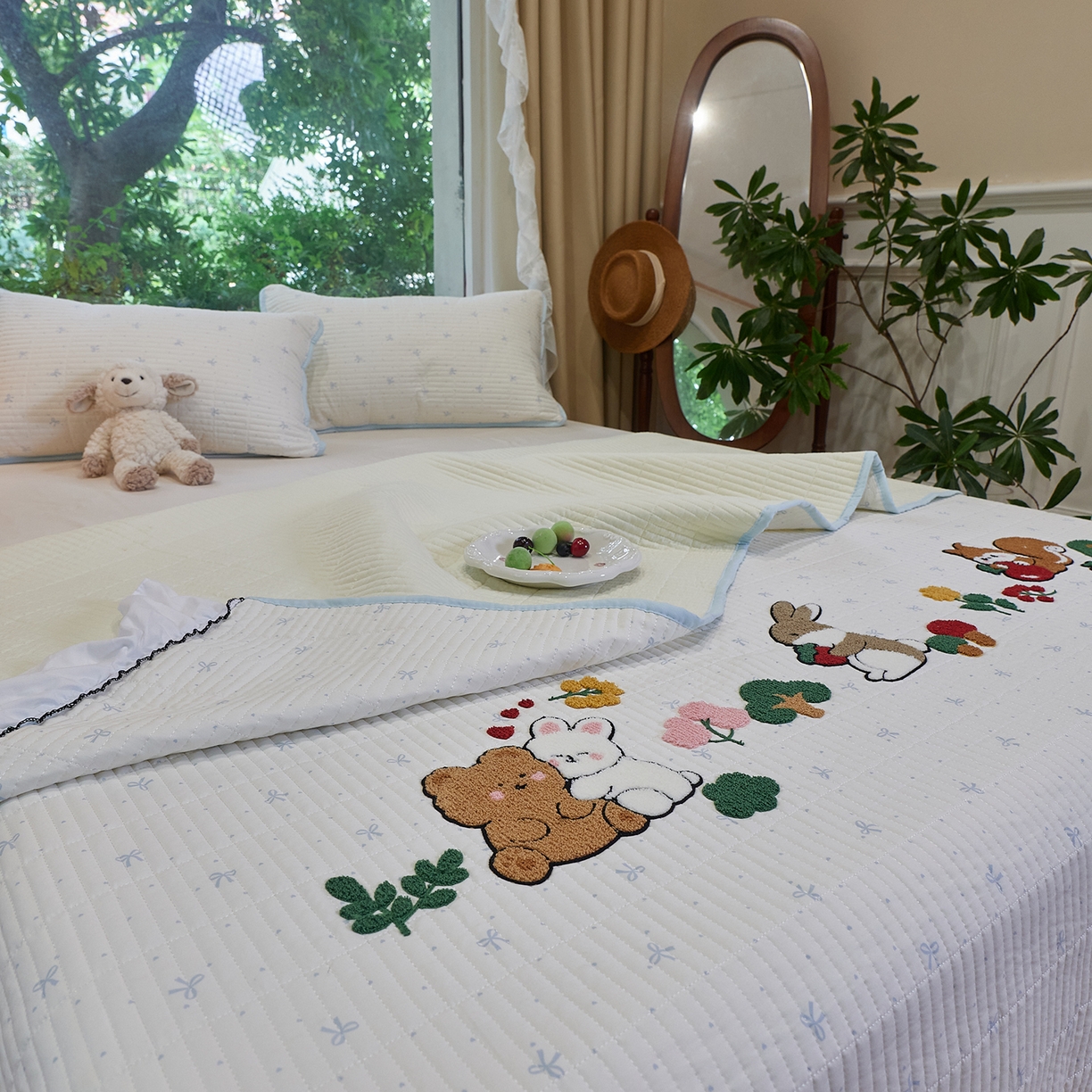 91家纺网 家纺一手货源 找家纺 鑫喜莱家纺 2025新款云朵棉毛巾绣花边款床盖三件套系列 童话森林-蓝白