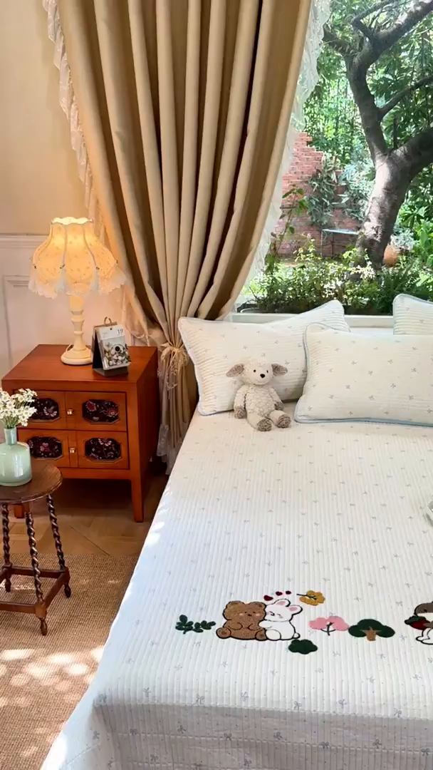 91家纺网 家纺一手货源 找家纺 鑫喜莱家纺 2025新款云朵棉毛巾绣花边款床盖三件套系列 童话森林-蓝白