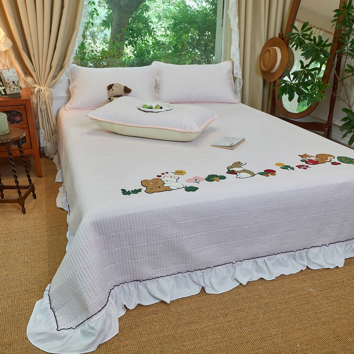 91家纺网 家纺一手货源 找家纺 鑫喜莱家纺 2025新款云朵棉毛巾绣花边款床盖三件套系列 童话森林-满粉