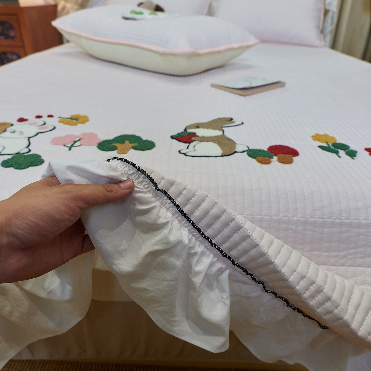 91家纺网 家纺一手货源 找家纺 鑫喜莱家纺 2025新款云朵棉毛巾绣花边款床盖三件套系列 童话森林-满粉