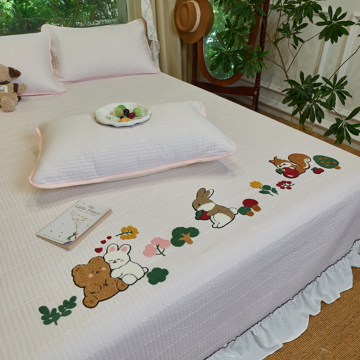 91家纺网 家纺一手货源 找家纺 鑫喜莱家纺 2025新款云朵棉毛巾绣花边款床盖三件套系列 童话森林-满粉