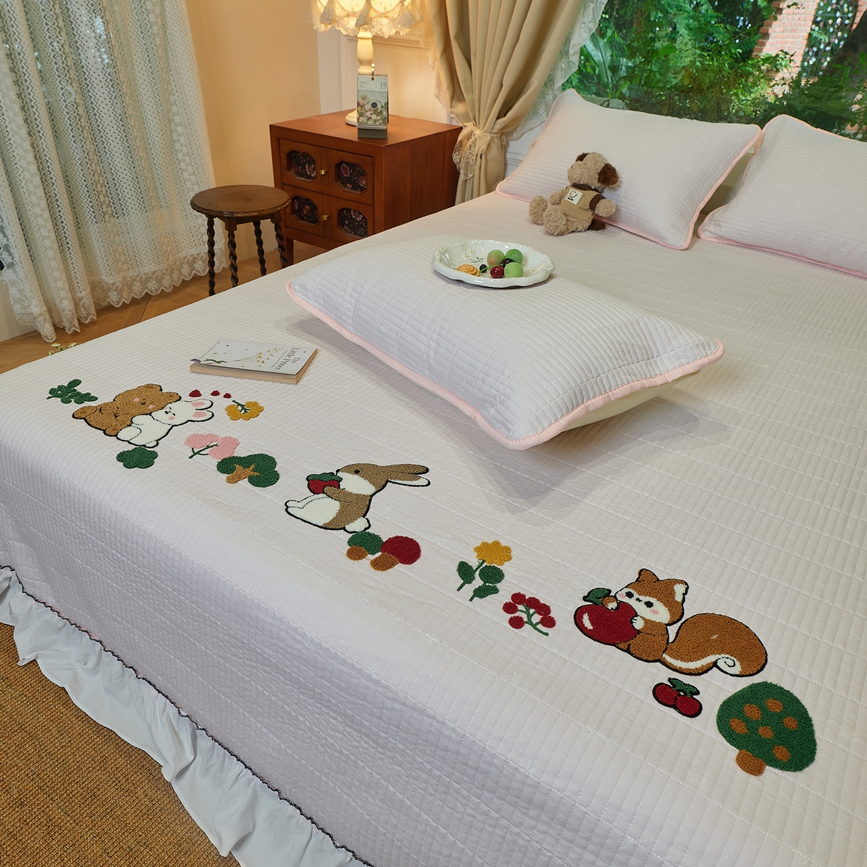 91家纺网 家纺一手货源 找家纺 鑫喜莱家纺 2025新款云朵棉毛巾绣花边款床盖三件套系列 童话森林-满粉