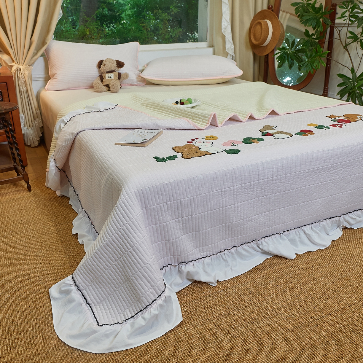 91家纺网 家纺一手货源 找家纺 鑫喜莱家纺 2025新款云朵棉毛巾绣花边款床盖三件套系列 童话森林-满粉