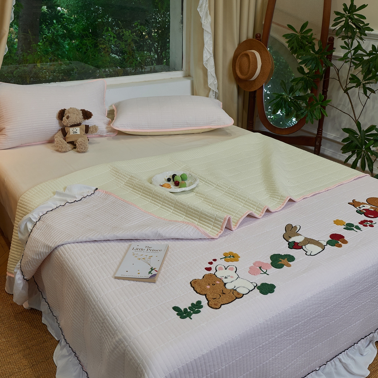 91家纺网 家纺一手货源 找家纺 鑫喜莱家纺 2025新款云朵棉毛巾绣花边款床盖三件套系列 童话森林-满粉