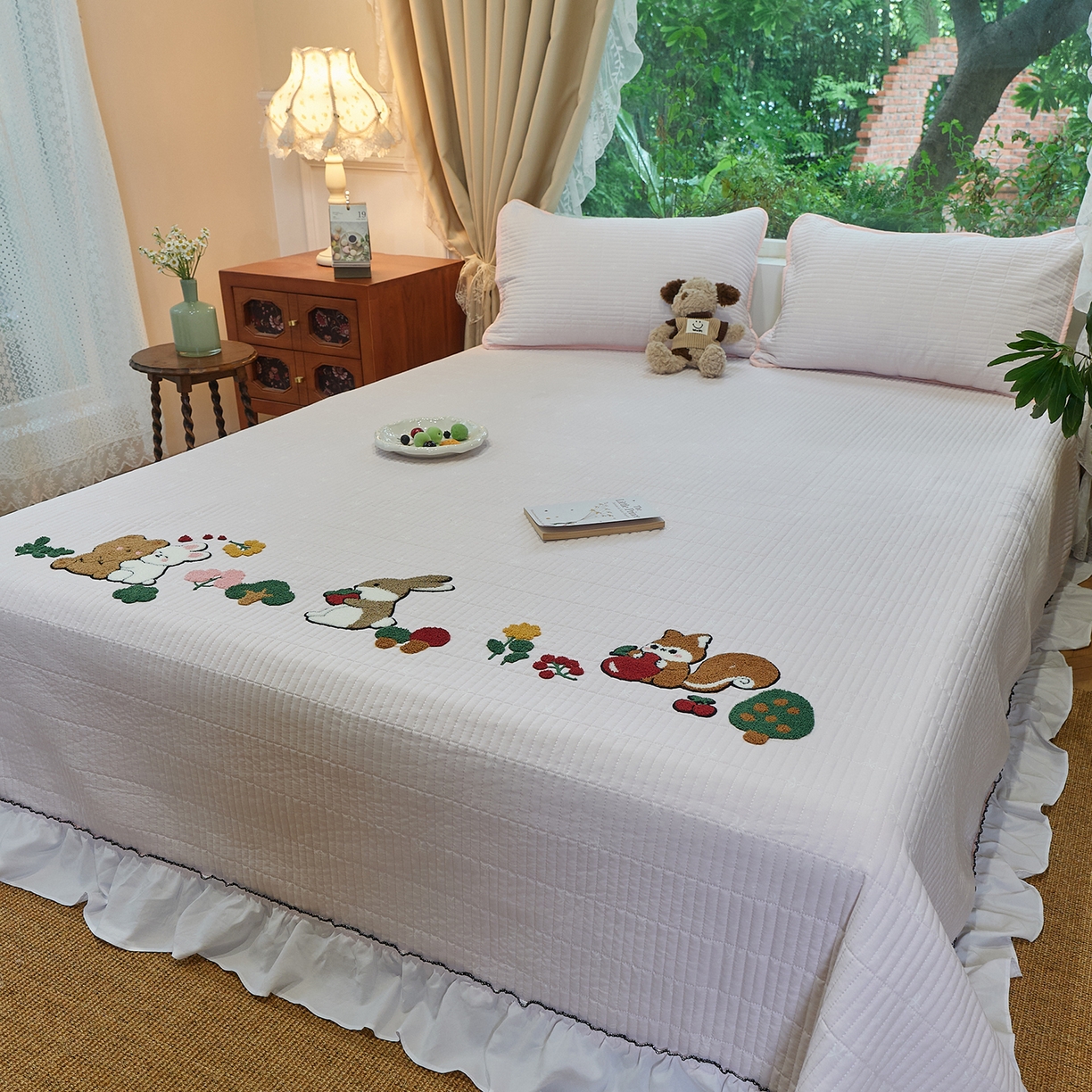 91家纺网 家纺一手货源 找家纺 鑫喜莱家纺 2025新款云朵棉毛巾绣花边款床盖三件套系列 童话森林-满粉