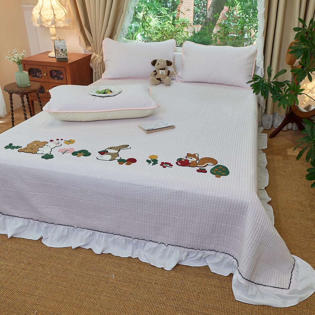 91家纺网 家纺一手货源 找家纺 鑫喜莱家纺 2025新款云朵棉毛巾绣花边款床盖三件套系列 童话森林-满粉