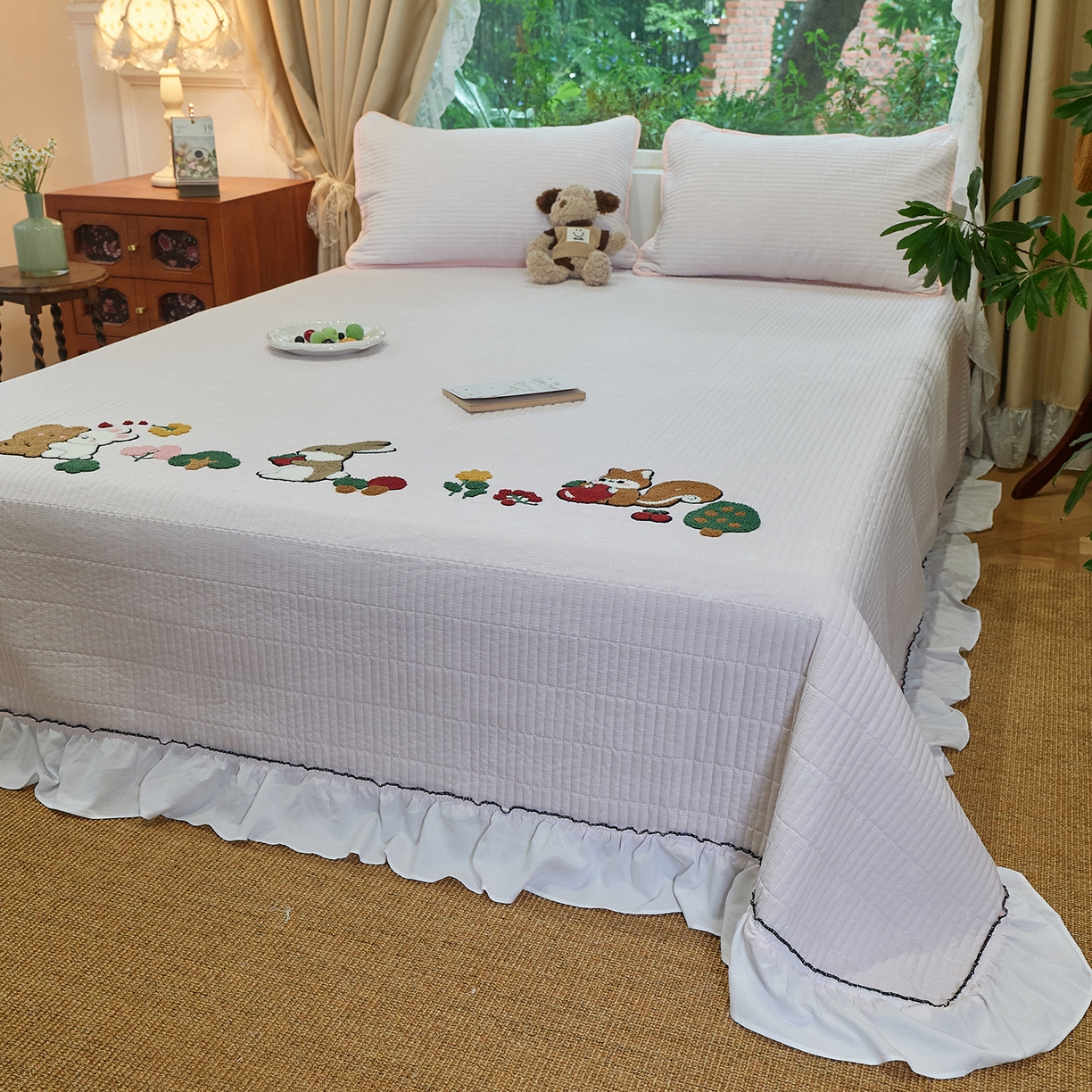 91家纺网 家纺一手货源 找家纺 鑫喜莱家纺 2025新款云朵棉毛巾绣花边款床盖三件套系列 童话森林-满粉