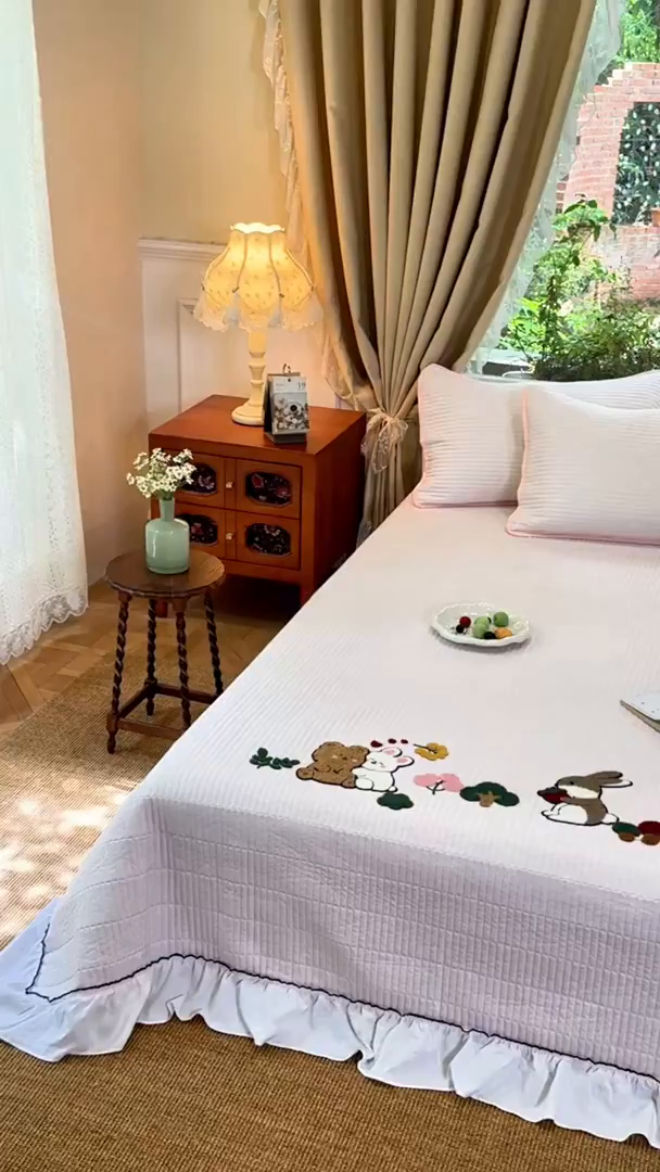 91家纺网 家纺一手货源 找家纺 鑫喜莱家纺 2025新款云朵棉毛巾绣花边款床盖三件套系列 童话森林-满粉