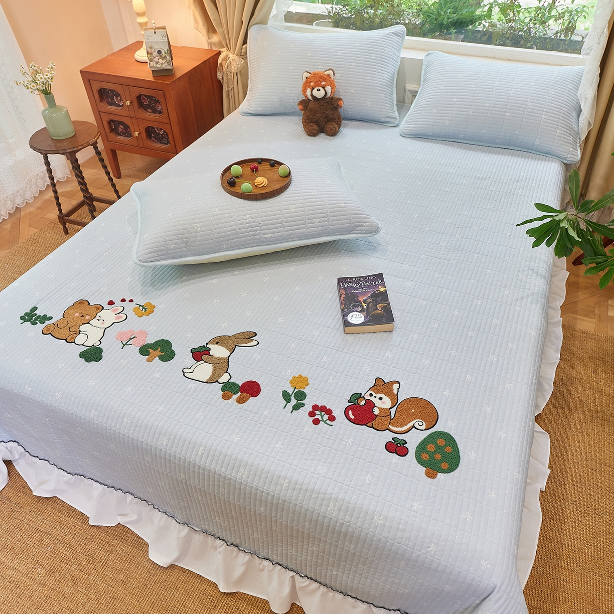 91家纺网 家纺一手货源 找家纺 鑫喜莱家纺 2025新款云朵棉毛巾绣花边款床盖三件套系列 童话森林-满蓝