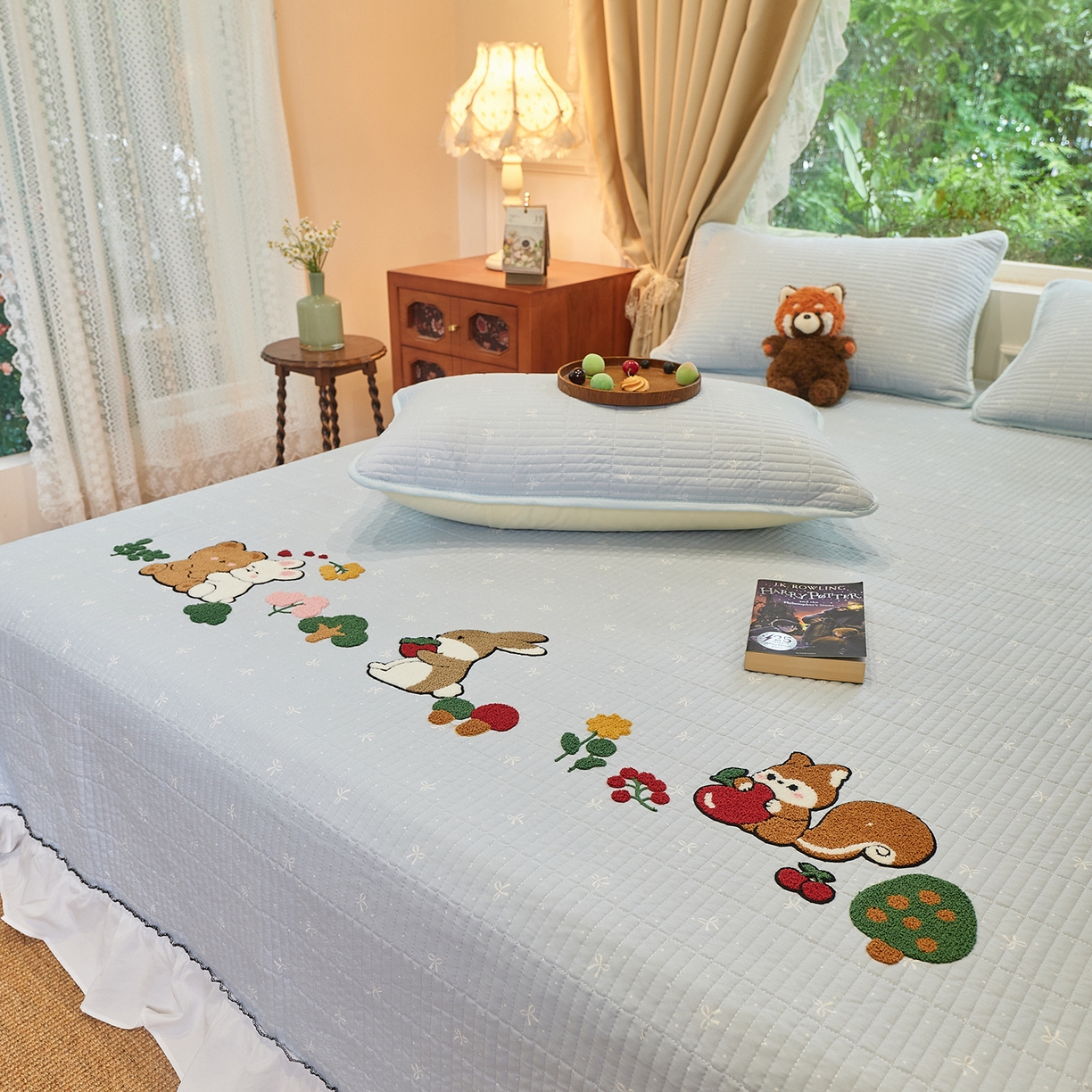 91家纺网 家纺一手货源 找家纺 鑫喜莱家纺 2025新款云朵棉毛巾绣花边款床盖三件套系列 童话森林-满蓝