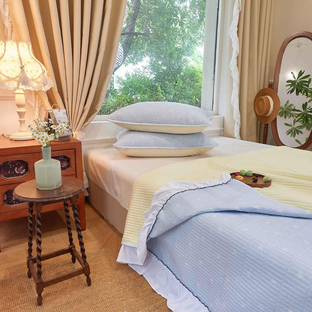 91家纺网 家纺一手货源 找家纺 鑫喜莱家纺 2025新款云朵棉毛巾绣花边款床盖三件套系列 童话森林-满蓝