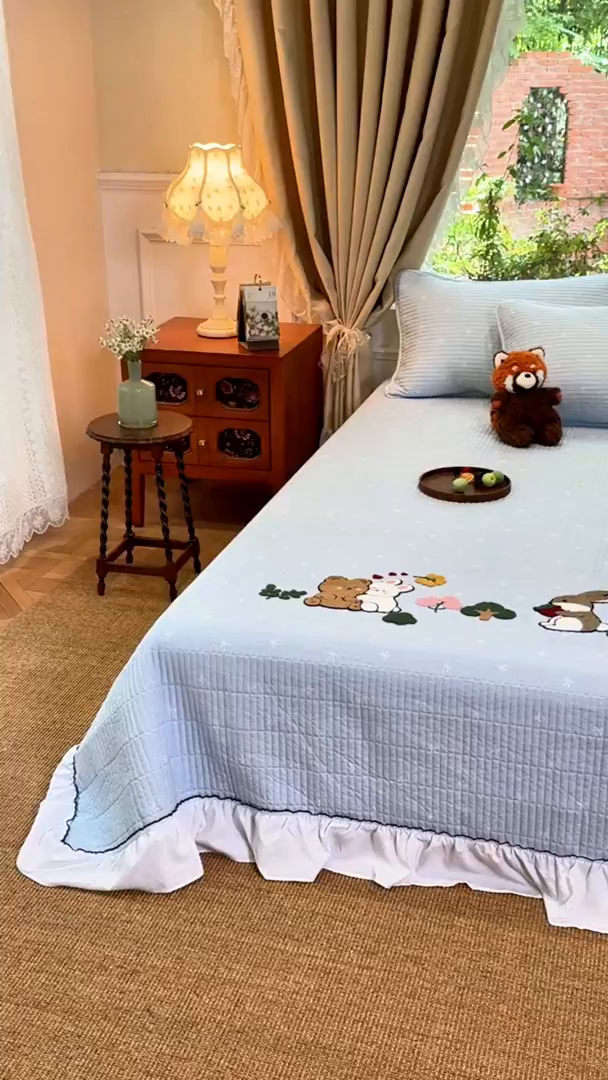 91家纺网 家纺一手货源 找家纺 鑫喜莱家纺 2025新款云朵棉毛巾绣花边款床盖三件套系列 童话森林-满蓝