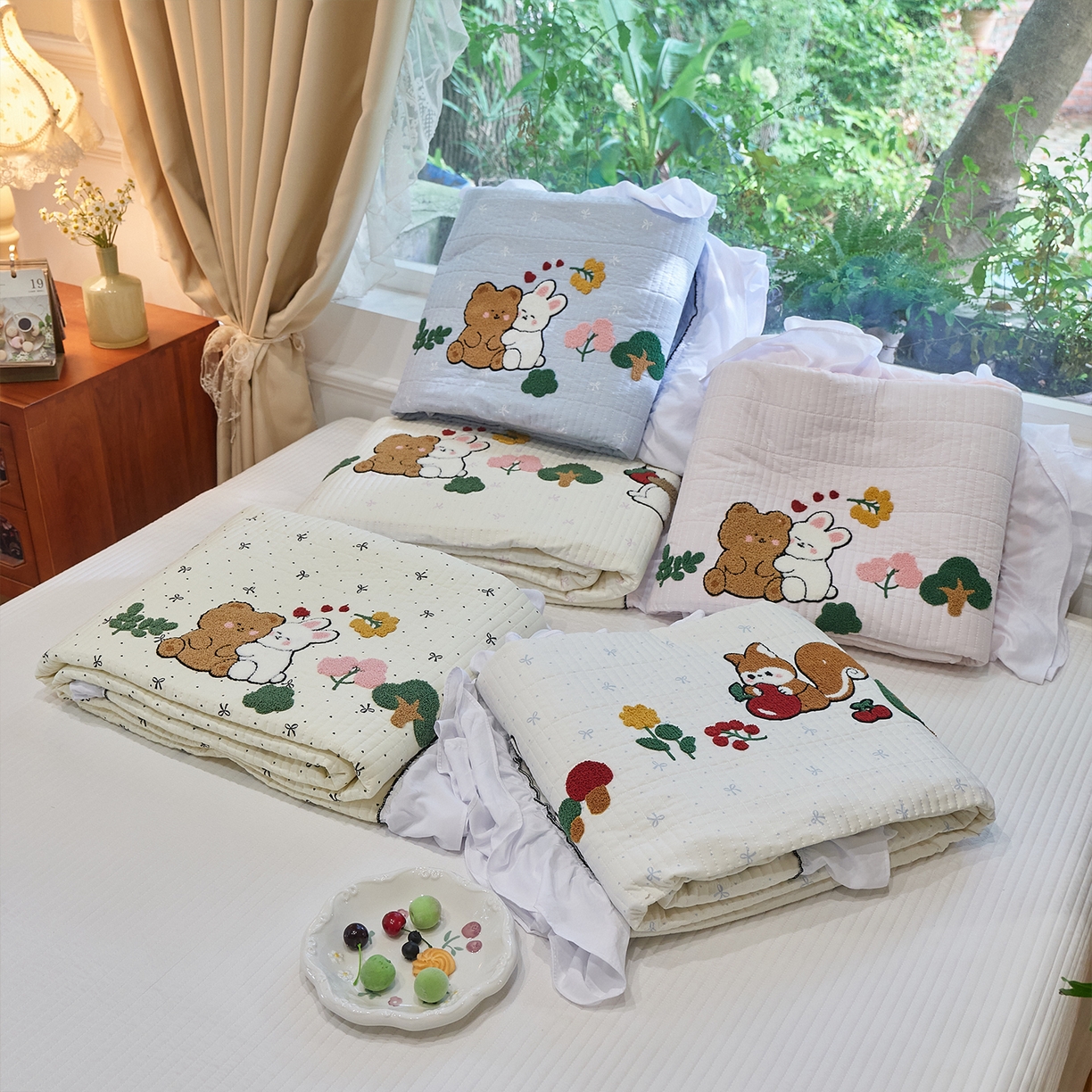 91家纺网 家纺一手货源 找家纺 鑫喜莱家纺 2025新款云朵棉毛巾绣花边款床盖三件套系列 组合图