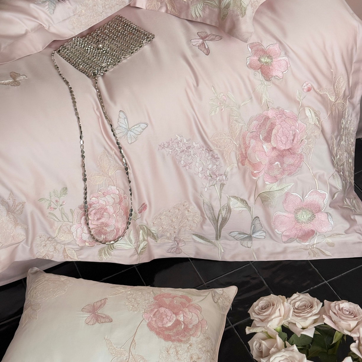 91家纺网 家纺一手货源 找家纺 （总）鹿班家居 2025新款100S长绒棉纯棉精密刺绣四件套-云间拾梦（标准会员-20元）