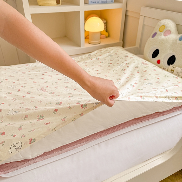 91家纺网 家纺一手货源 找家纺 梦依依 2025新款全棉小清新卡通印花系列儿童豆豆被子被芯 可拆卸款-草莓狗