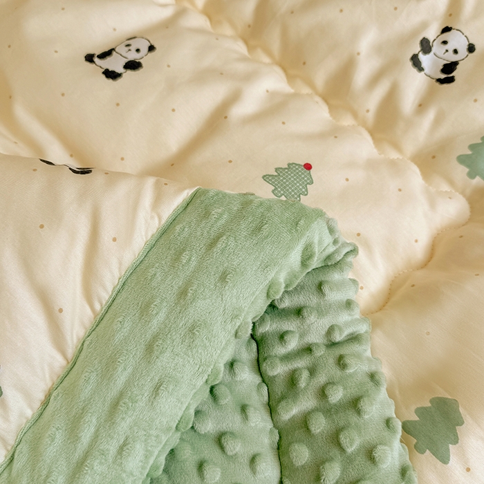 91家纺网 家纺一手货源 找家纺 梦依依 2025新款全棉小清新卡通印花系列儿童豆豆被子被芯 一体款-熊猫森林