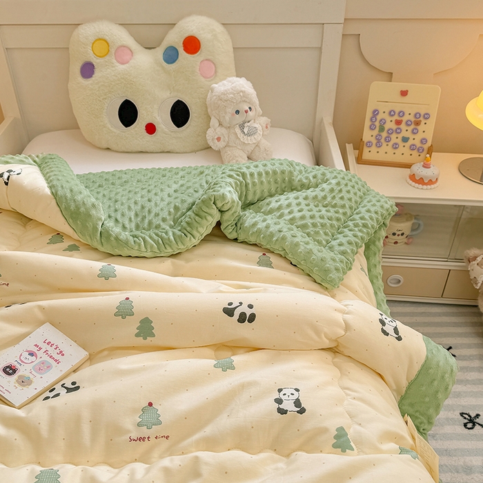 91家纺网 家纺一手货源 找家纺 梦依依 2025新款全棉小清新卡通印花系列儿童豆豆被子被芯 一体款-熊猫森林