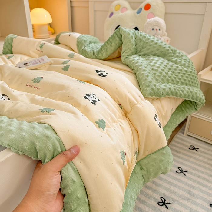 91家纺网 家纺一手货源 找家纺 梦依依 2025新款全棉小清新卡通印花系列儿童豆豆被子被芯 一体款-熊猫森林