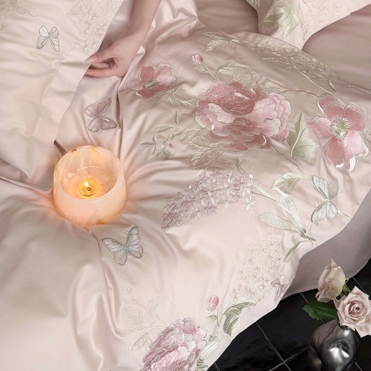 91家纺网 家纺一手货源 找家纺 鹿班家居 2025新款100S长绒棉纯棉精密刺绣四件套-云间拾梦（标准会员-20元） 云间拾梦-粉色