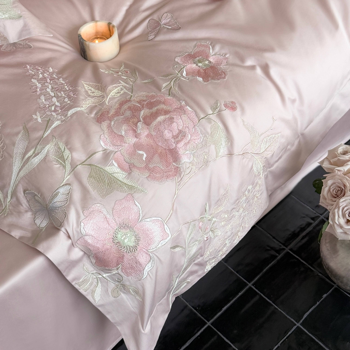 91家纺网 家纺一手货源 找家纺 鹿班家居 2025新款100S长绒棉纯棉精密刺绣四件套-云间拾梦（标准会员-20元） 云间拾梦-粉色