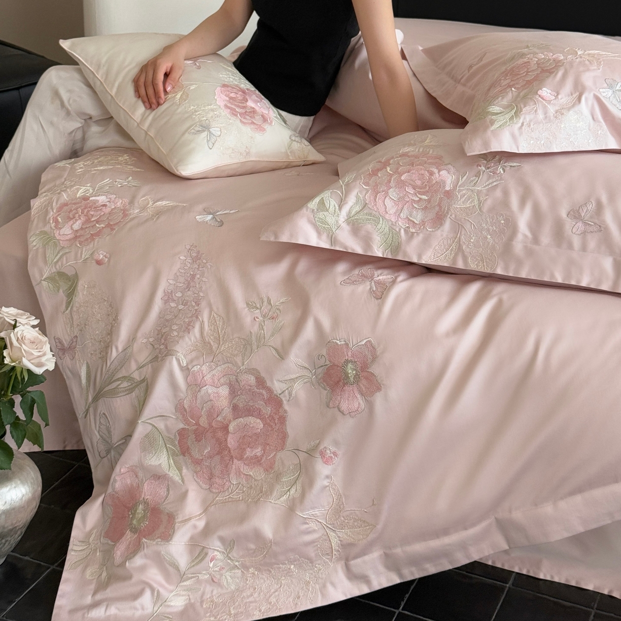 91家纺网 家纺一手货源 找家纺 鹿班家居 2025新款100S长绒棉纯棉精密刺绣四件套-云间拾梦（标准会员-20元） 云间拾梦-粉色