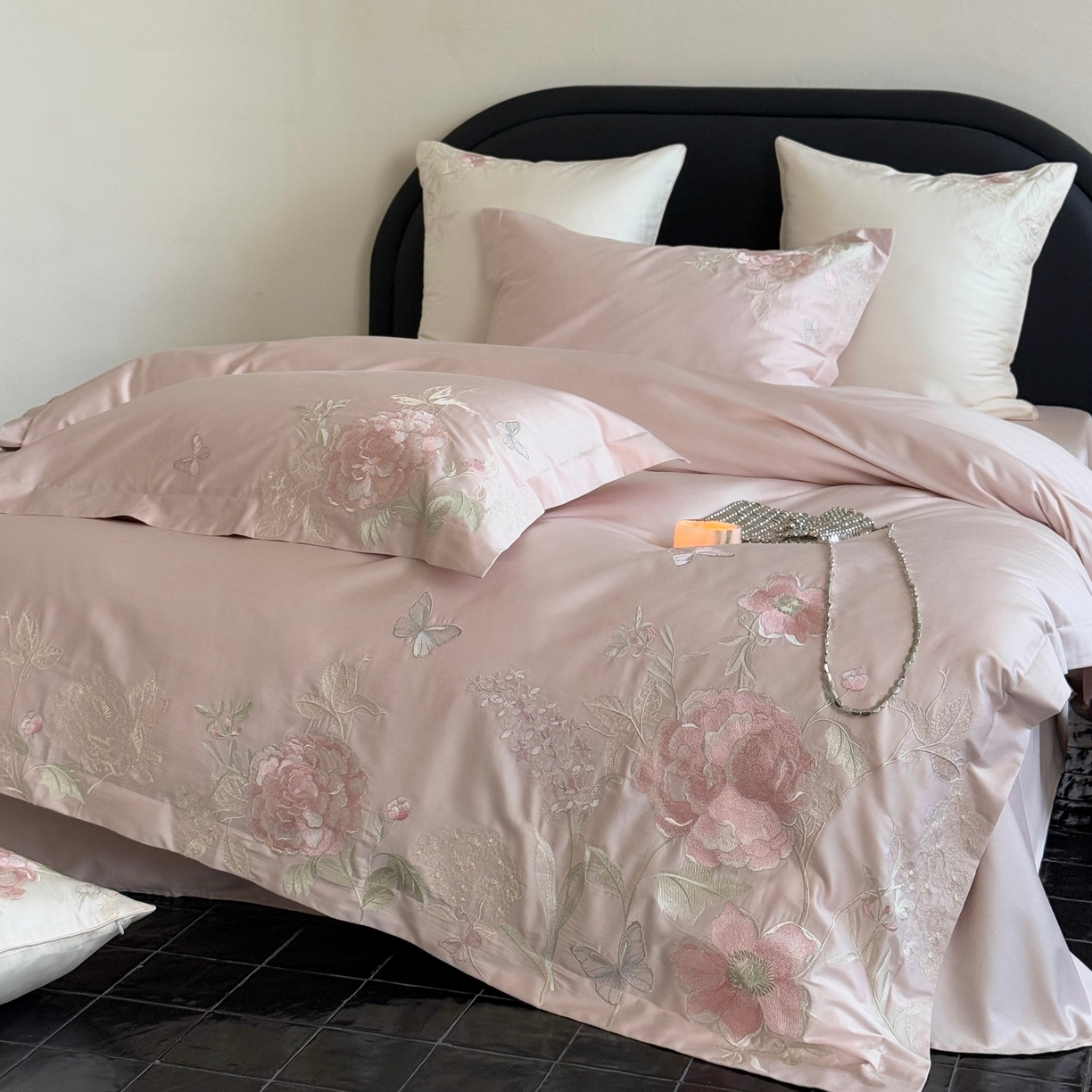 91家纺网 家纺一手货源 找家纺 鹿班家居 2025新款100S长绒棉纯棉精密刺绣四件套-云间拾梦（标准会员-20元） 云间拾梦-粉色