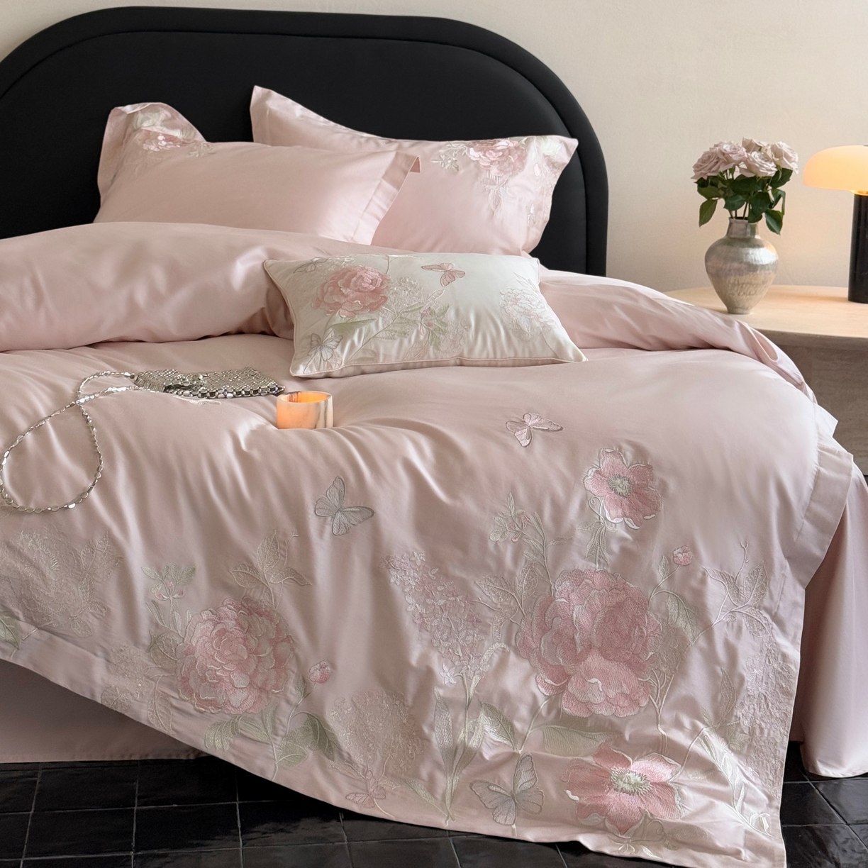 91家纺网 家纺一手货源 找家纺 鹿班家居 2025新款100S长绒棉纯棉精密刺绣四件套-云间拾梦（标准会员-20元） 云间拾梦-粉色