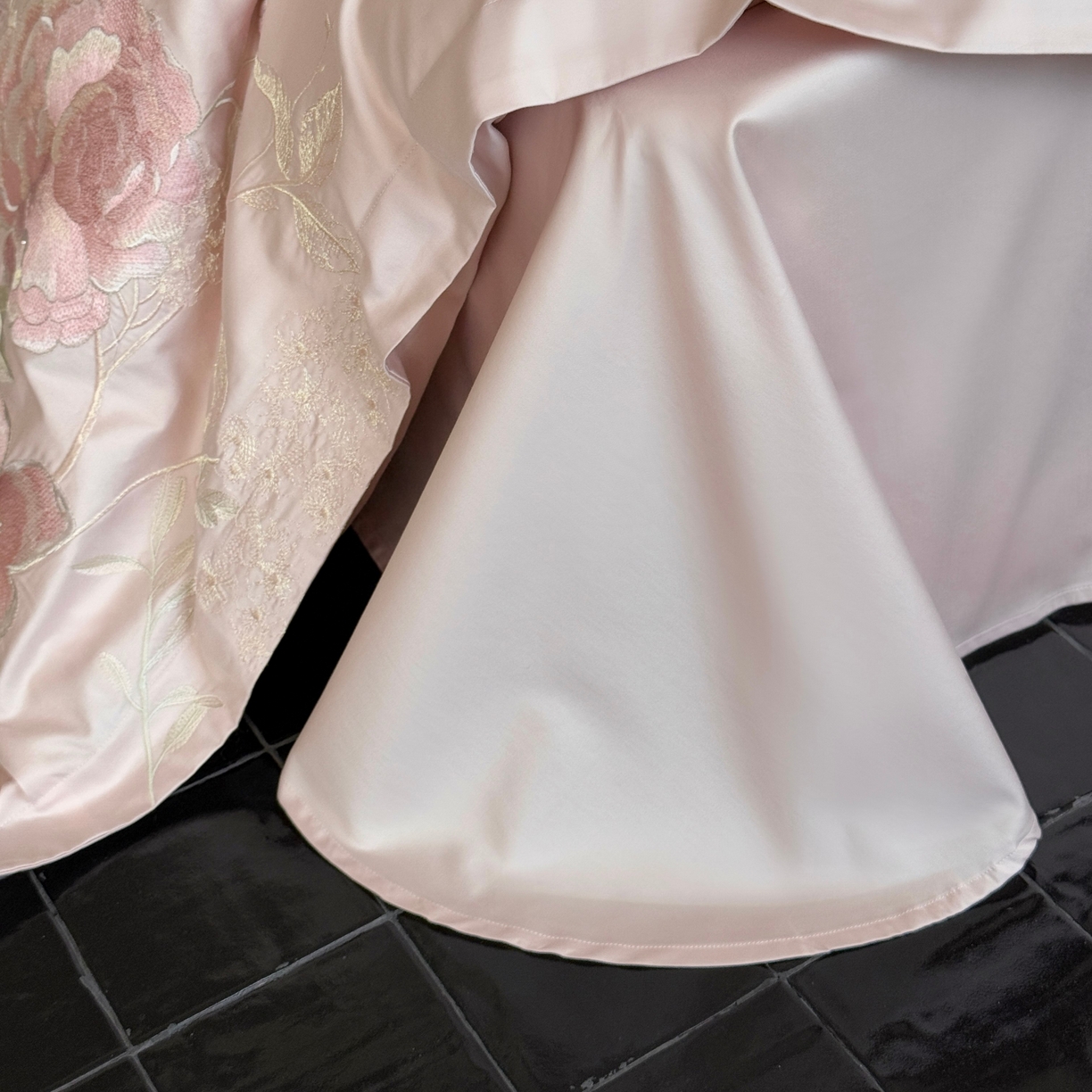 91家纺网 家纺一手货源 找家纺 鹿班家居 2025新款100S长绒棉纯棉精密刺绣四件套-云间拾梦（标准会员-20元） 云间拾梦-粉色