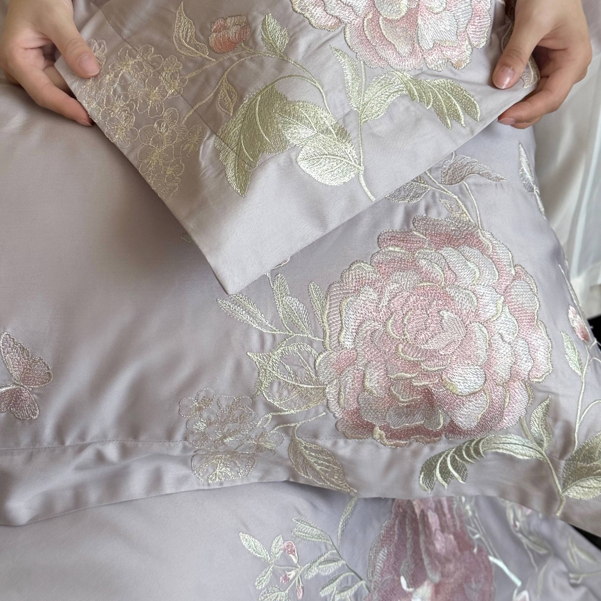 91家纺网 家纺一手货源 找家纺 鹿班家居 2025新款100S长绒棉纯棉精密刺绣四件套-云间拾梦（标准会员-20元） 云间拾梦-紫色