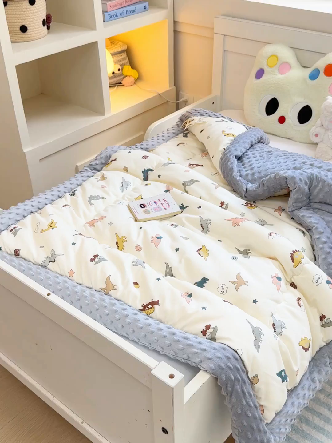 91家纺网 家纺一手货源 找家纺 梦依依 2025新款全棉小清新卡通印花系列儿童豆豆被子被芯 可拆卸款-恐龙星球