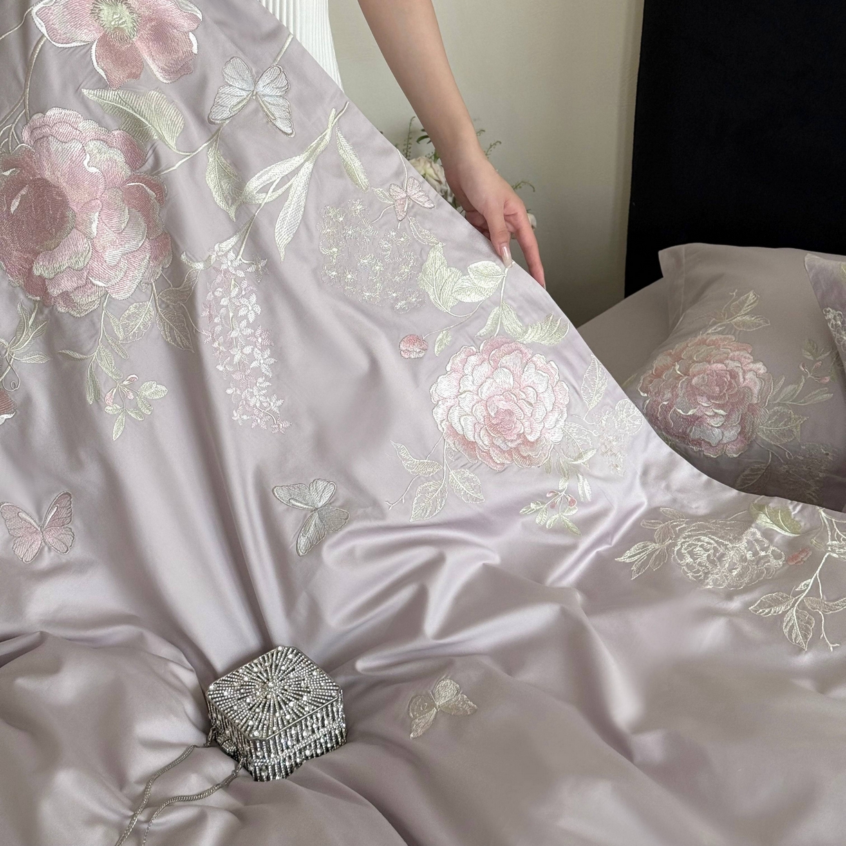 91家纺网 家纺一手货源 找家纺 鹿班家居 2025新款100S长绒棉纯棉精密刺绣四件套-云间拾梦（标准会员-20元） 云间拾梦-紫色