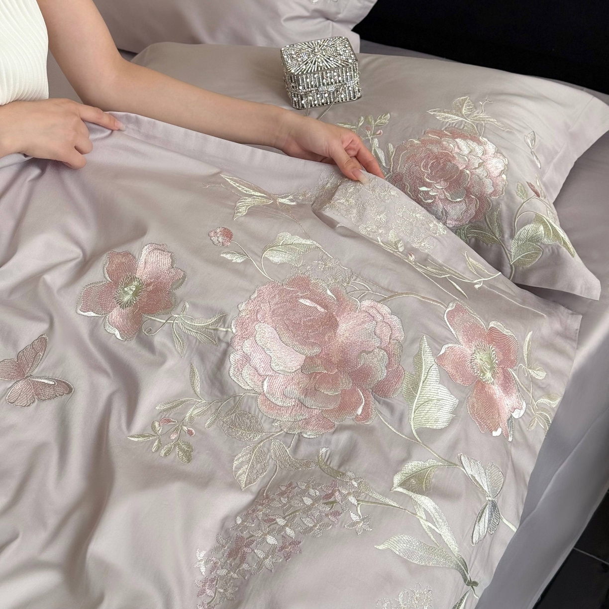 91家纺网 家纺一手货源 找家纺 鹿班家居 2025新款100S长绒棉纯棉精密刺绣四件套-云间拾梦（标准会员-20元） 云间拾梦-紫色