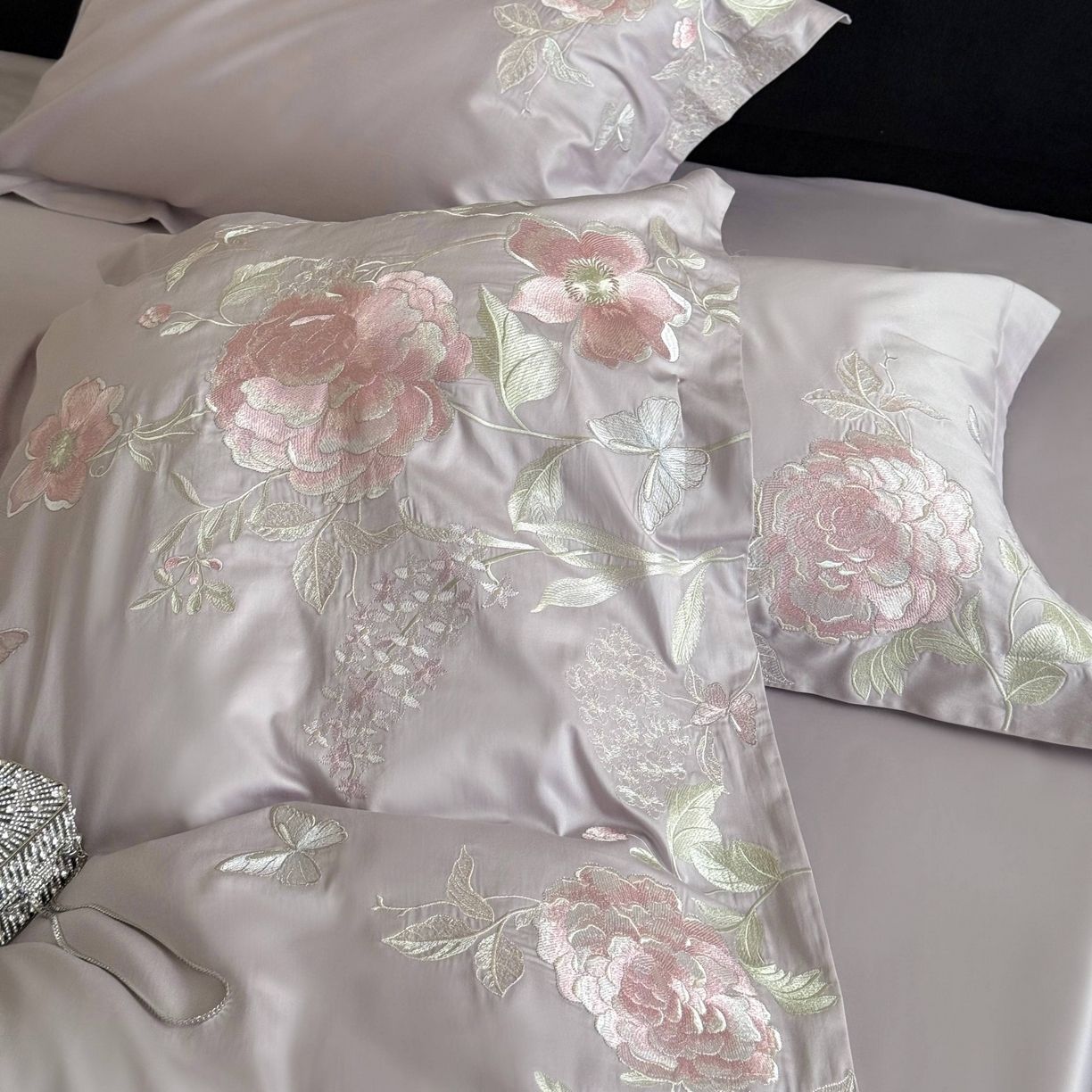 91家纺网 家纺一手货源 找家纺 鹿班家居 2025新款100S长绒棉纯棉精密刺绣四件套-云间拾梦（标准会员-20元） 云间拾梦-紫色